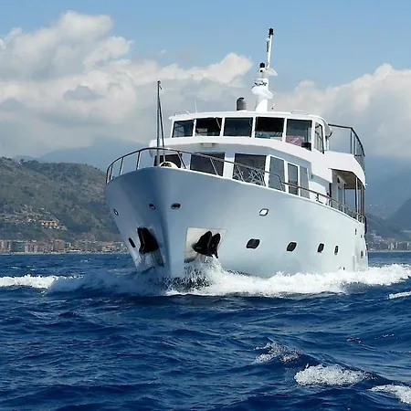 Hotel en barco Superbe Experience A Bord! *